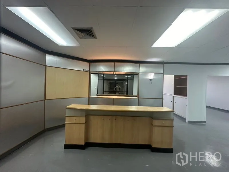 办公空间 出租在Yan Nawa, Bangkok - 接待区带弧形前台与饰面墙板，照明明亮。
