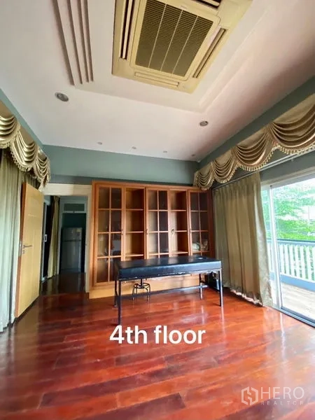 สำนักงานที่บ้าน ให้เช่าหรือขายในSuan Luang, Bangkok - ห้องทำงานชั้นสี่ มีตู้บิลต์อิน พื้นไม้ และทางออกสู่ระเบียง