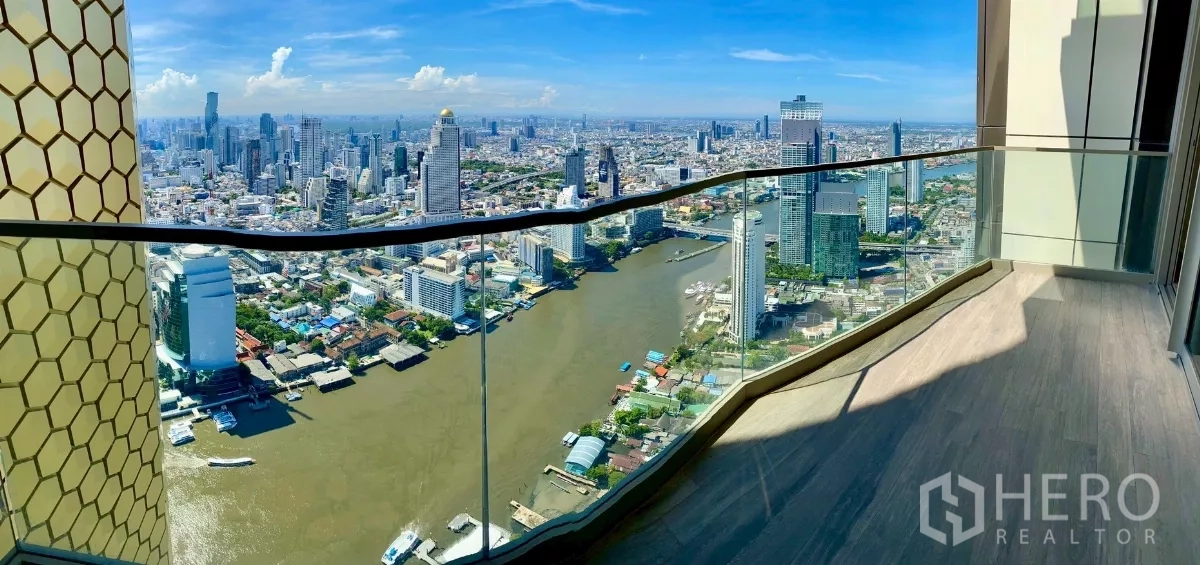 公寓 出租在Khlong San, Bangkok - 阳台上俯瞰湄南河穿城而过的全景。