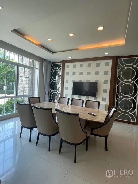 Detached House for rent in Bang Phli, Samut Prakan - Bright dining room with eight-seat marble table, feature wall and big windows.