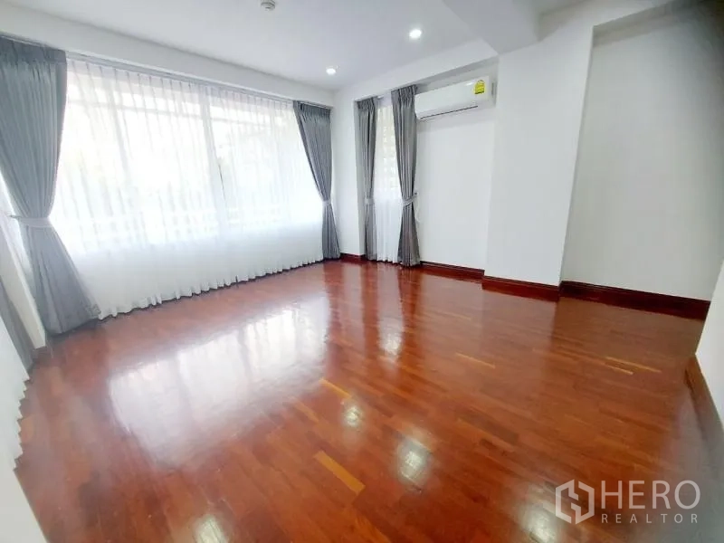 คอนโด ให้เช่าในWatthana, Bangkok - ห้องว่างรับแสงธรรมชาติ หน้าต่างบานใหญ่ ม่านสองชั้น เครื่องปรับอากาศ และพื้นไม้เงา