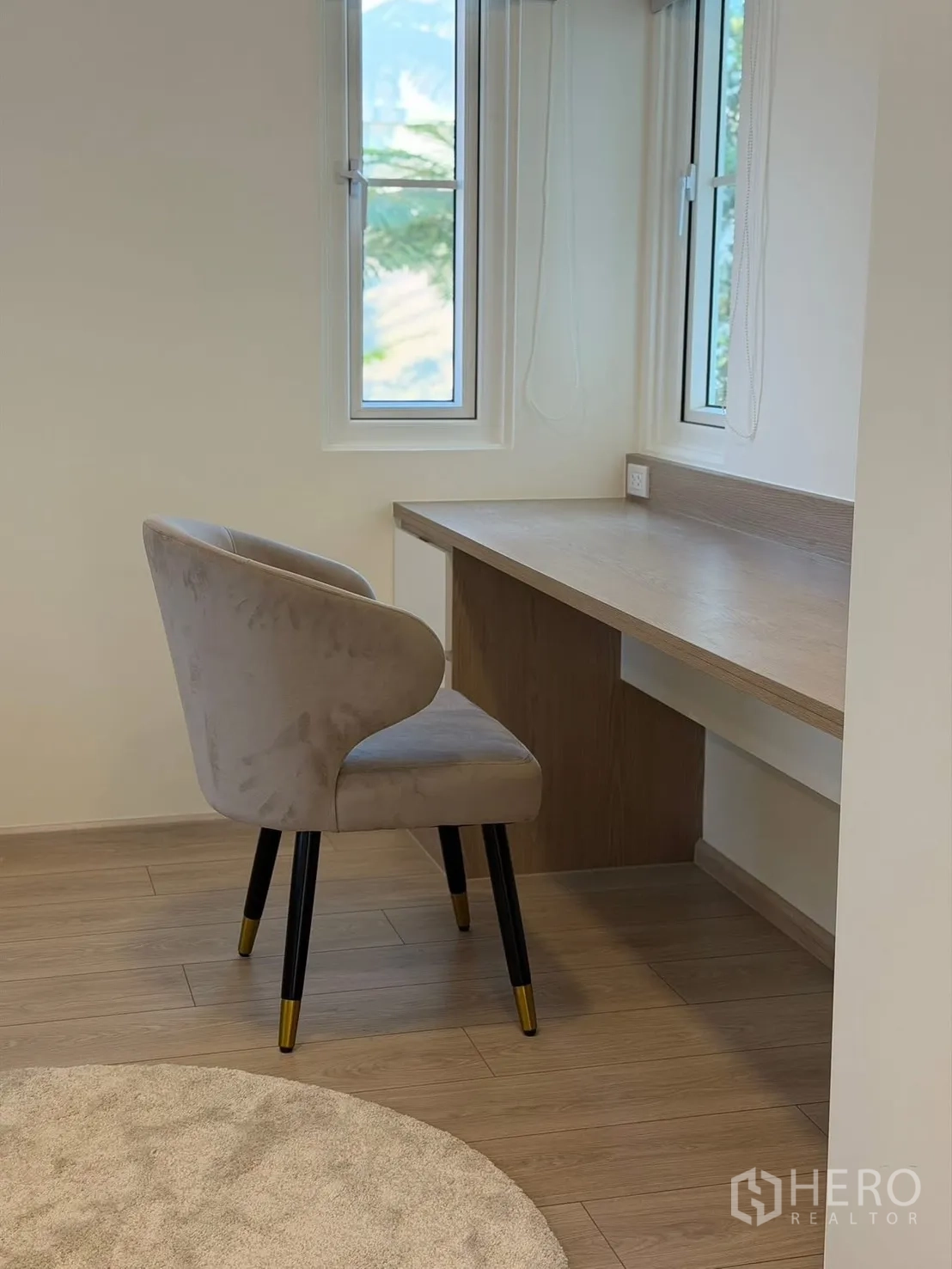 Detached House for rent in Bang Phli, Samut Prakan - Workstation corner with long wooden desk, accent chair and tall windows.