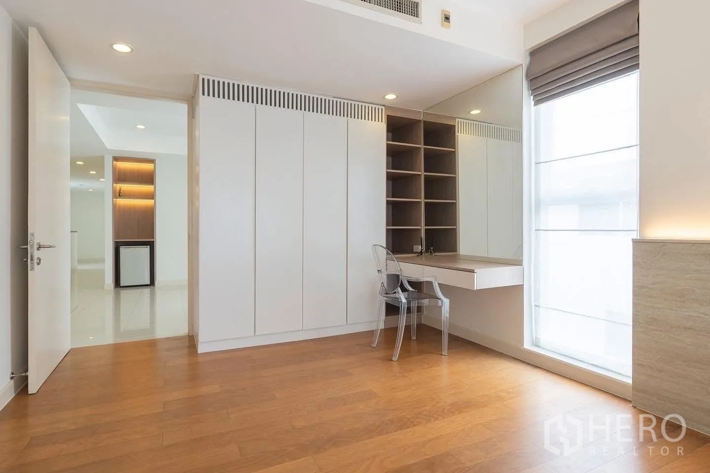 Detached House for rent in Saphan Sung, Bangkok - Bedroom corner with built-in wardrobe, vanity desk, and wood flooring.