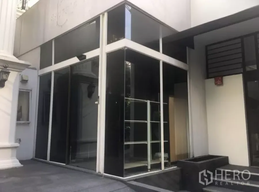Retail Space for rent in Khlong Toei, Bangkok - Street-facing retail shop with floor-to-ceiling glass facade and tall entrance in the Sukhumvit area.