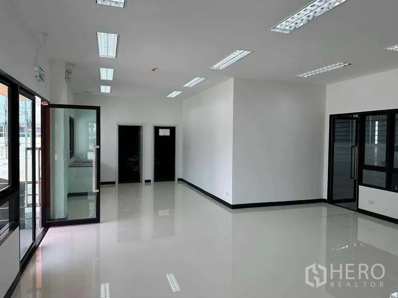 工厂 出租在Bang Phli, Samut Prakan - 另一处办公空间，带玻璃门与分隔房间。