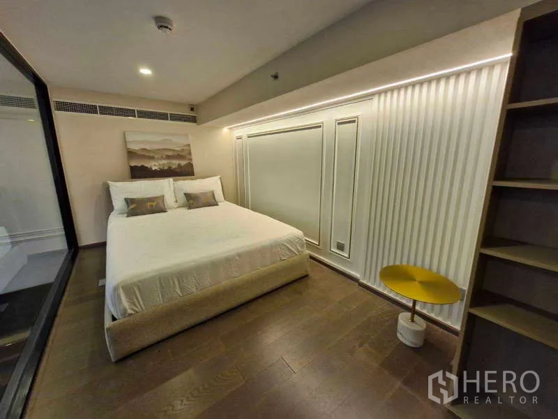 公寓 出售在Ratchathewi, Bangkok - 夹层主卧，特大床与柔和灯带