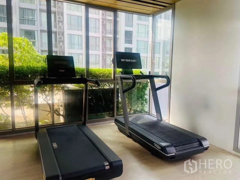 คอนโด ขายในWatthana, Bangkok - ห้องฟิตเนสพร้อมลู่วิ่งหันหน้าออกหน้าต่างบานใหญ่และสวน