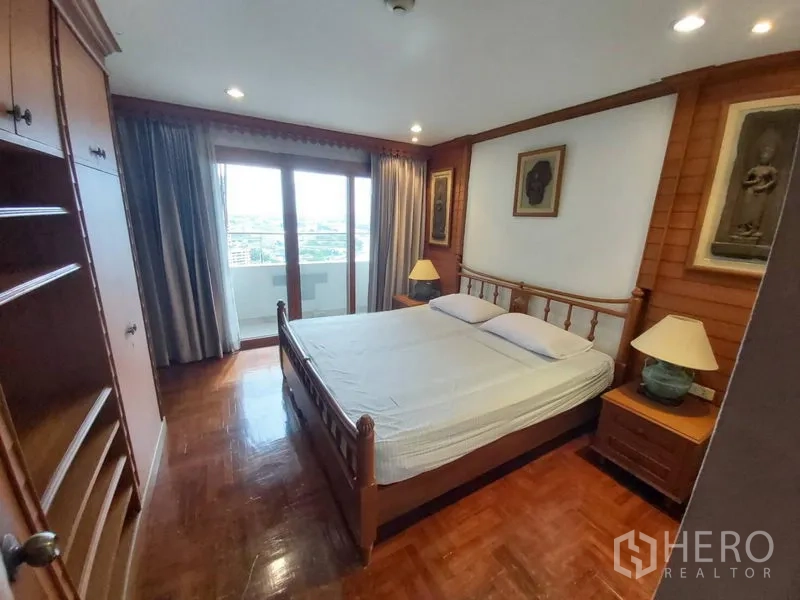 公寓 出租在Samphanthawong, Bangkok - 卧室木地板，内置收纳，阳台可看城市与河景。