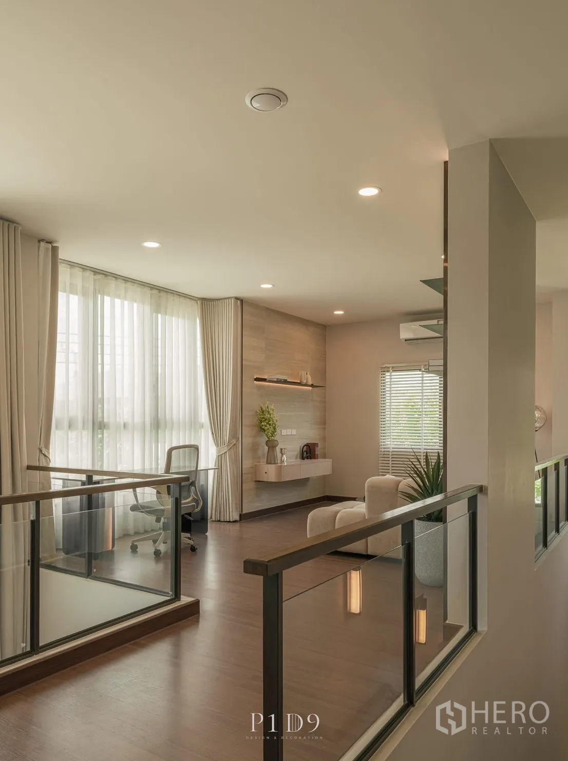 独栋房屋 for rent in Bang Phli, Samut Prakan - 二层过道明亮，玻璃栏杆与窗边书桌相邻，配纱帘大窗。