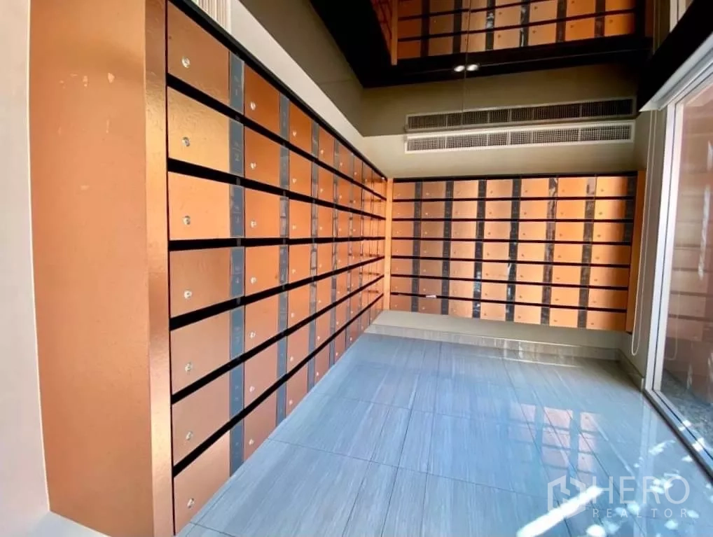 公寓 出租在Watthana, Bangkok - 邮件室，成排金属信箱与明亮采光