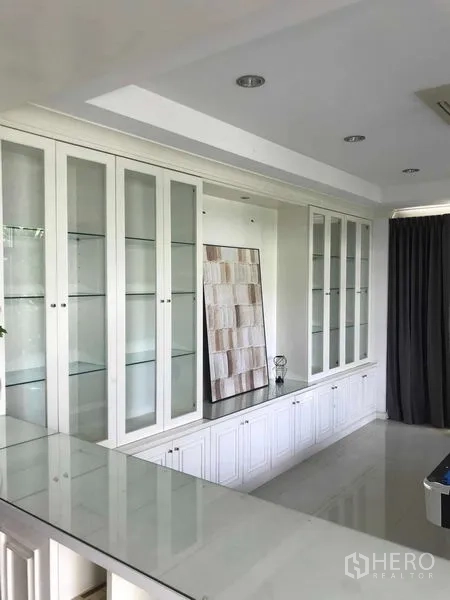 Detached House for sale in Wang Thonglang, Bangkok - Tall white display cabinets with glass doors built along the wall