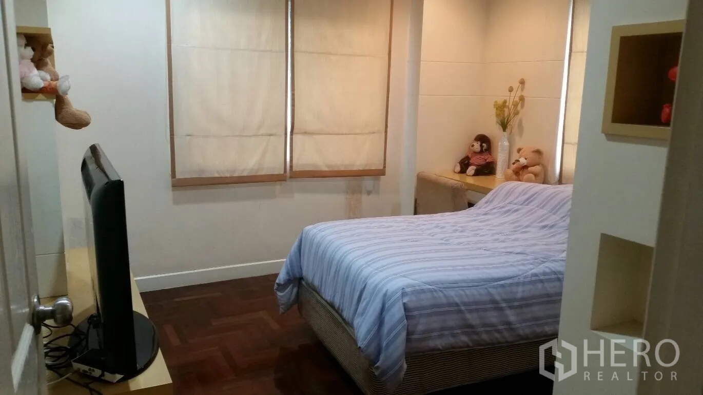 Detached House for rent in Lat Krabang, Bangkok - Guest bedroom with double bed, TV stand, and blackout blinds.