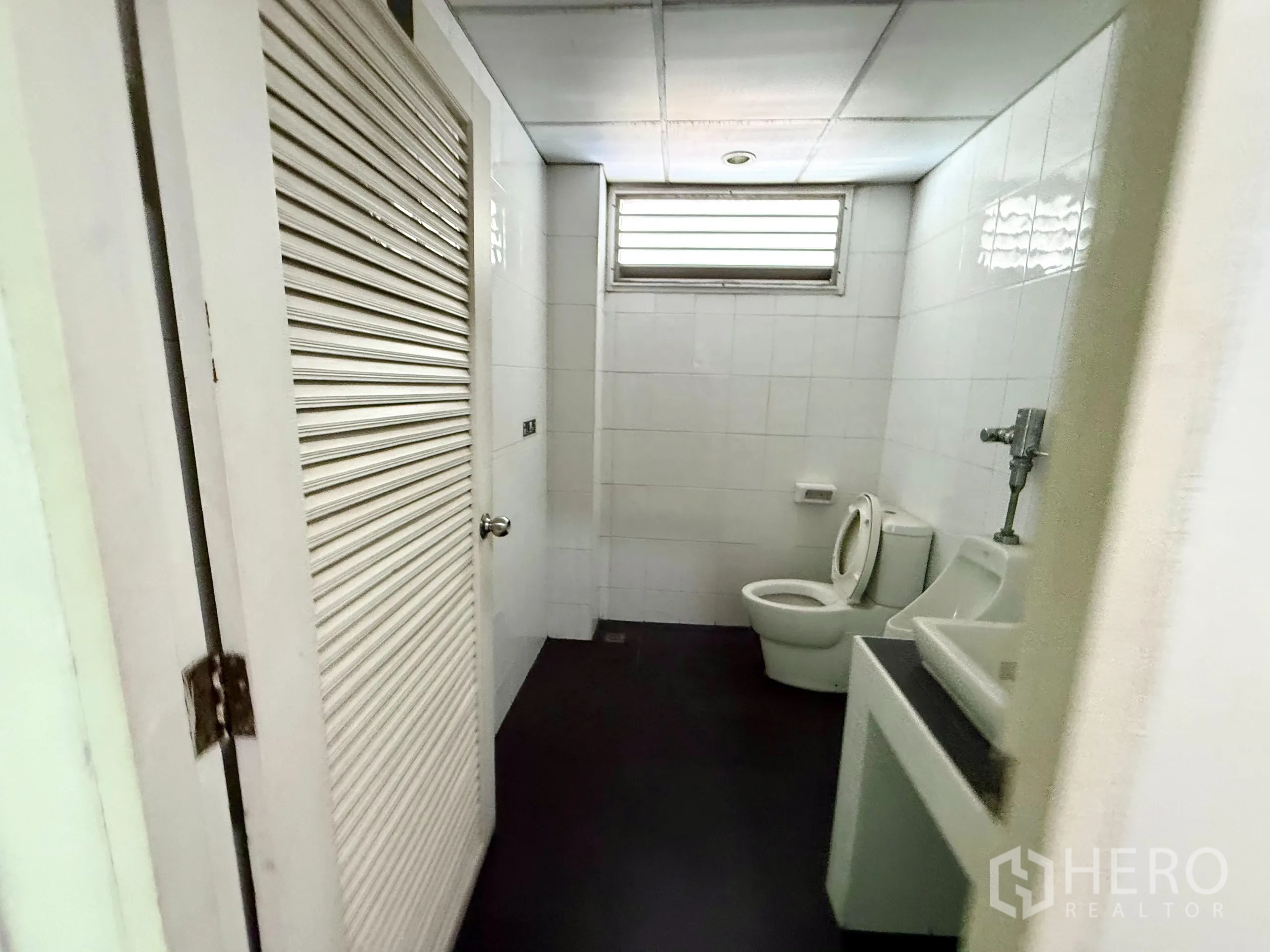 办公空间 出租在Bueng Kum, Bangkok - 茶水间，水槽、橱柜与楼梯下台面