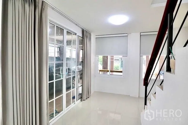 带办公室的家 出租在Bang Sue, Bangkok - 楼梯平台区，推拉门、卷帘与亮面地砖。