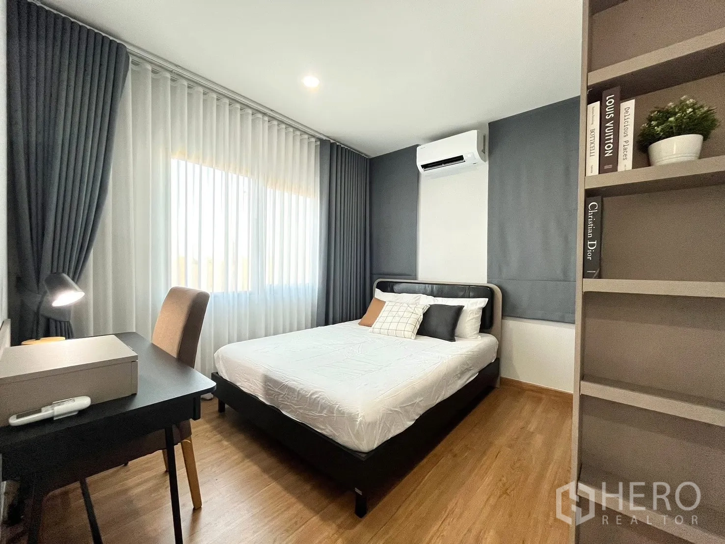 Detached House for rent in Bang Phli, Samut Prakan - Cozy bedroom with double bed, desk, wood floors and blackout curtains.