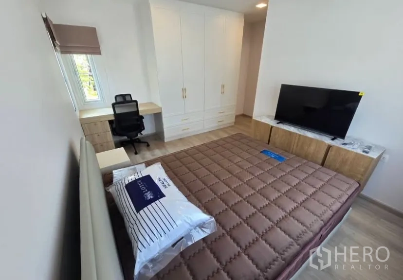 独立式住宅 for rent in Bang Phli, Samut Prakan - 主卧配大衣柜、电视柜、书桌与软包床。