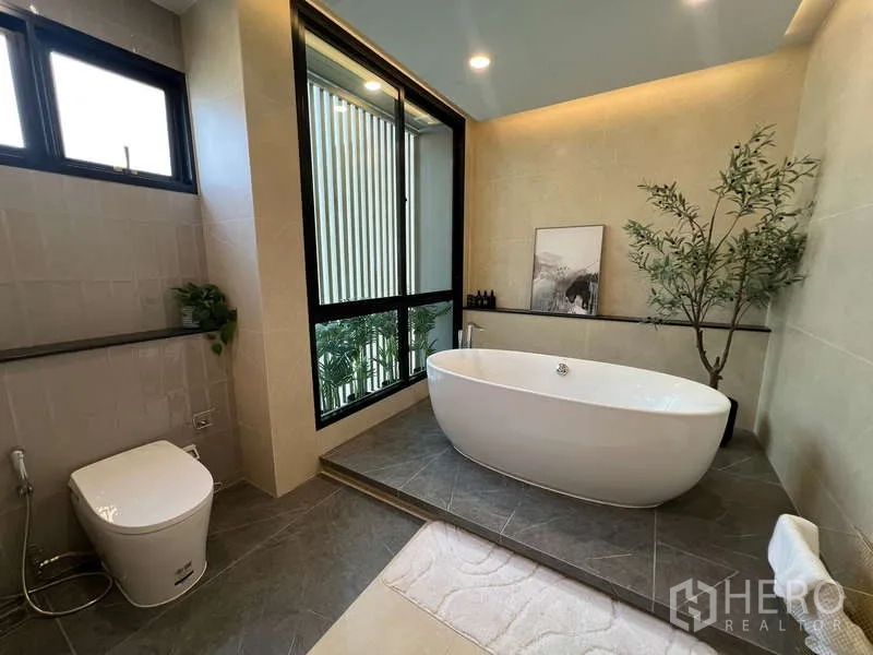 บ้าน ขายในSuan Luang, Bangkok - ห้องน้ำหรู อ่างอาบน้ำแบบลอยตัวข้างหน้าต่างบานใหญ่