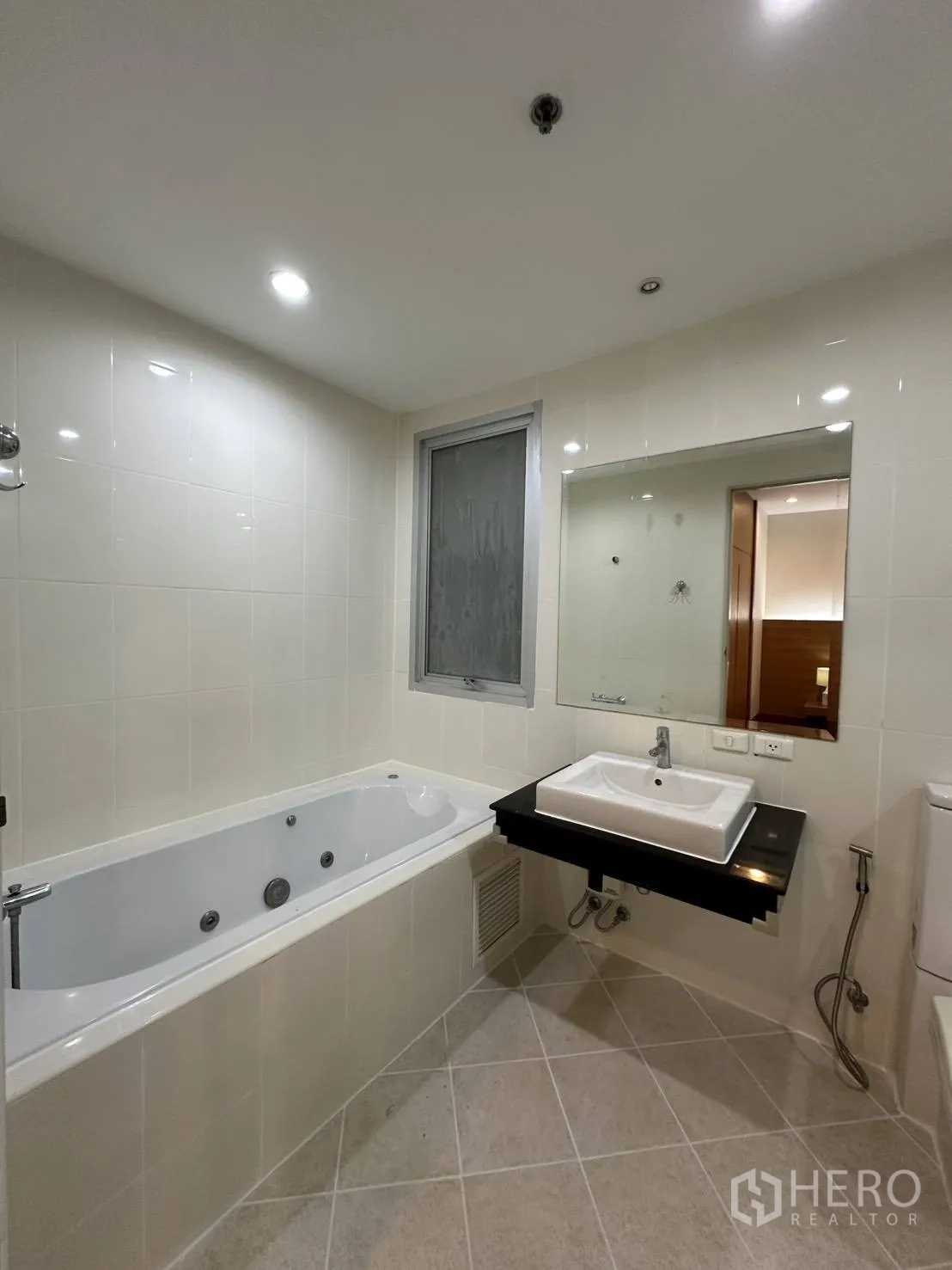 公寓 for rent in Watthana, Bangkok - 明亮的瓷砖浴室，设浴缸、盥洗台和马桶。