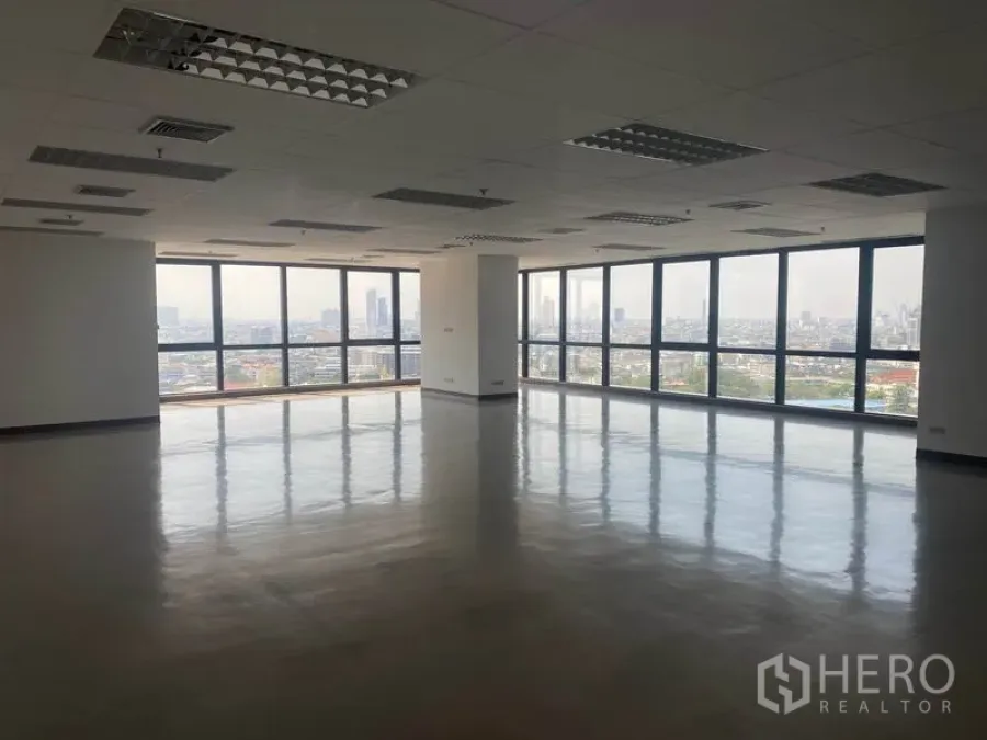 办公空间 出租在Sathon, Bangkok - 宽敞的开放式办公空间，抛光地面与网格天花灯，转角落地窗可欣赏曼谷全景天际线。