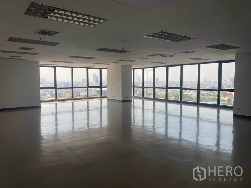 办公空间 出租在Sathon, Bangkok - 宽敞的开放式办公空间，抛光地面与网格天花灯，转角落地窗可欣赏曼谷全景天际线。