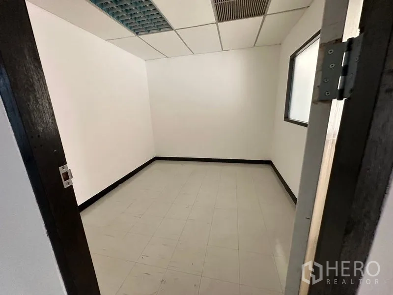 สำนักงาน ให้เช่าในRatchathewi, Bangkok - ห้องทำงานส่วนตัวขนาดกะทัดรัด ผนังสีขาว พื้นกระเบื้อง มีช่องระบายอากาศและหน้าต่างภายใน