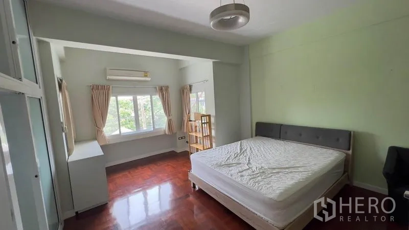 联排别墅 出租或出售在Khlong Toei, Bangkok - 宽敞卧室，采光良好，配空调与木地板