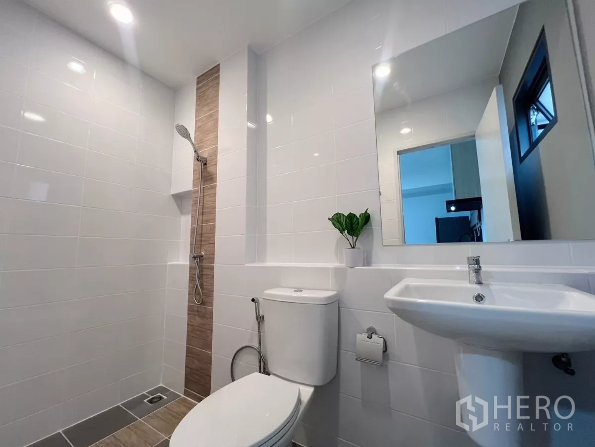 Townhouse for rent in Bang Phli, Samut Prakan - Bright bathroom with shower zone, vanity sink and mirror.
