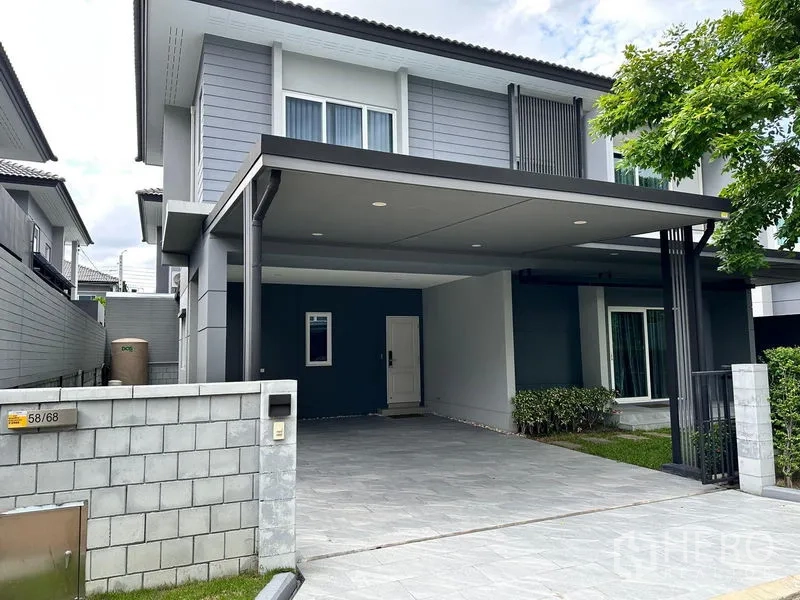 独立式住宅 出售在Prawet, Bangkok - 现代两层独栋别墅，带有双车位有顶车棚与入户庭院。