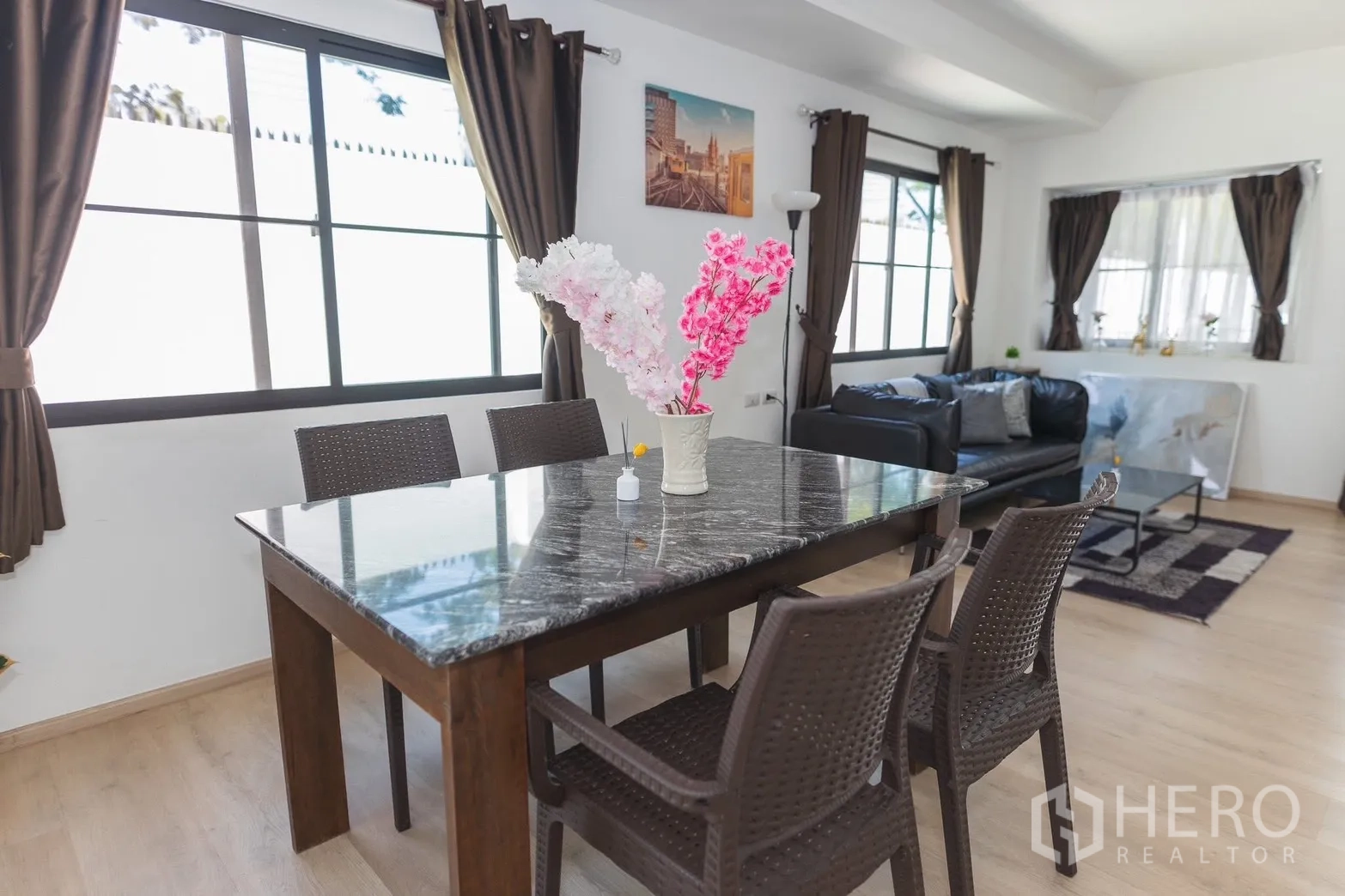 ทาวน์เฮาส์ for rent in Bang Phli, Samut Prakan - พื้นที่รับประทานอาหาร โต๊ะหินอ่อนและเก้าอี้สี่ตัวข้างหน้าต่าง