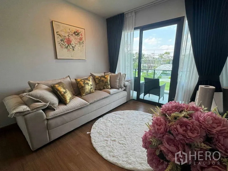 Detached House for rent or sale - Upper living area with sofa, round rug and balcony access overlooking the garden.