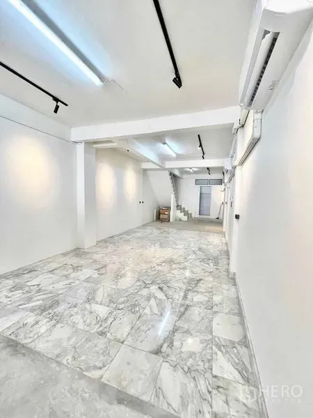 带办公室的家 出租在Khlong Toei, Bangkok - 开放式工作区，白墙、大理石地面与轨道灯