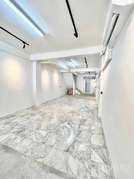 带办公室的家 出租在Khlong Toei, Bangkok - 开放式工作区，白墙、大理石地面与轨道灯