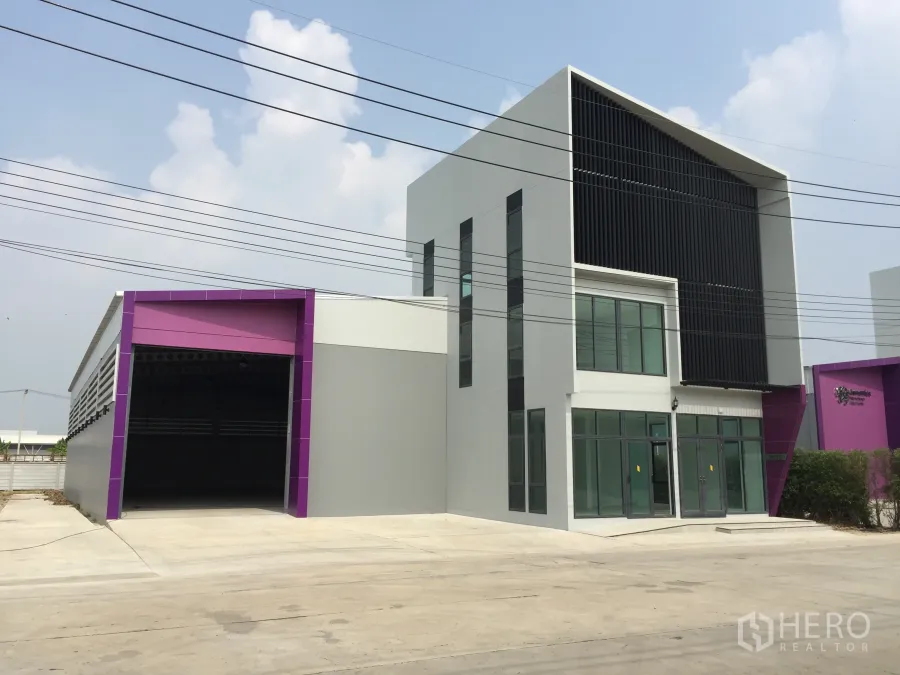 工厂 出售在Lam Luk Ka, Pathum Thani - 现代化工厂外观，双层玻璃办公室与宽阔货车出入口