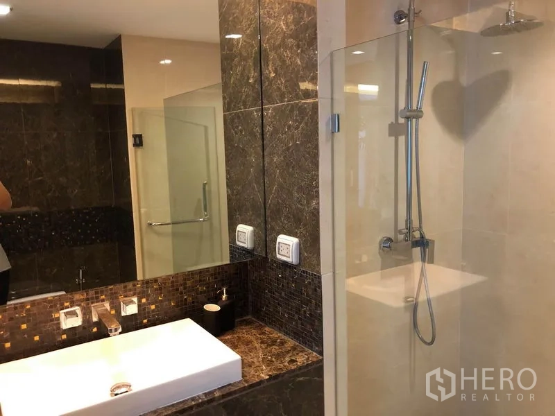 คอนโด ให้เช่าในWatthana, Bangkok - ห้องน้ำสไตล์โมเดิร์น อ่างล้างหน้าหินอ่อน กระจกบานใหญ่ และตู้ชาวเวอร์กระจก
