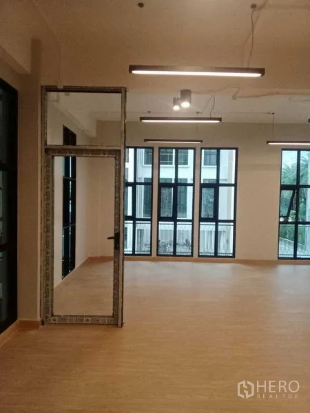 带办公室的家 出租在Bang Kapi, Bangkok - 室内带玻璃门与高窗，悬挂照明灯具。