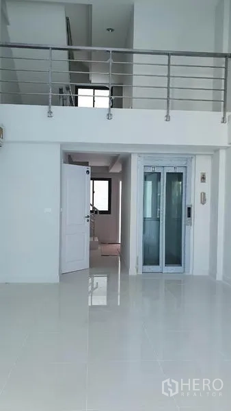 带办公室的家 出租在Suan Luang, Bangkok - 挑高门厅，设夹层栏杆与居中的私家电梯。
