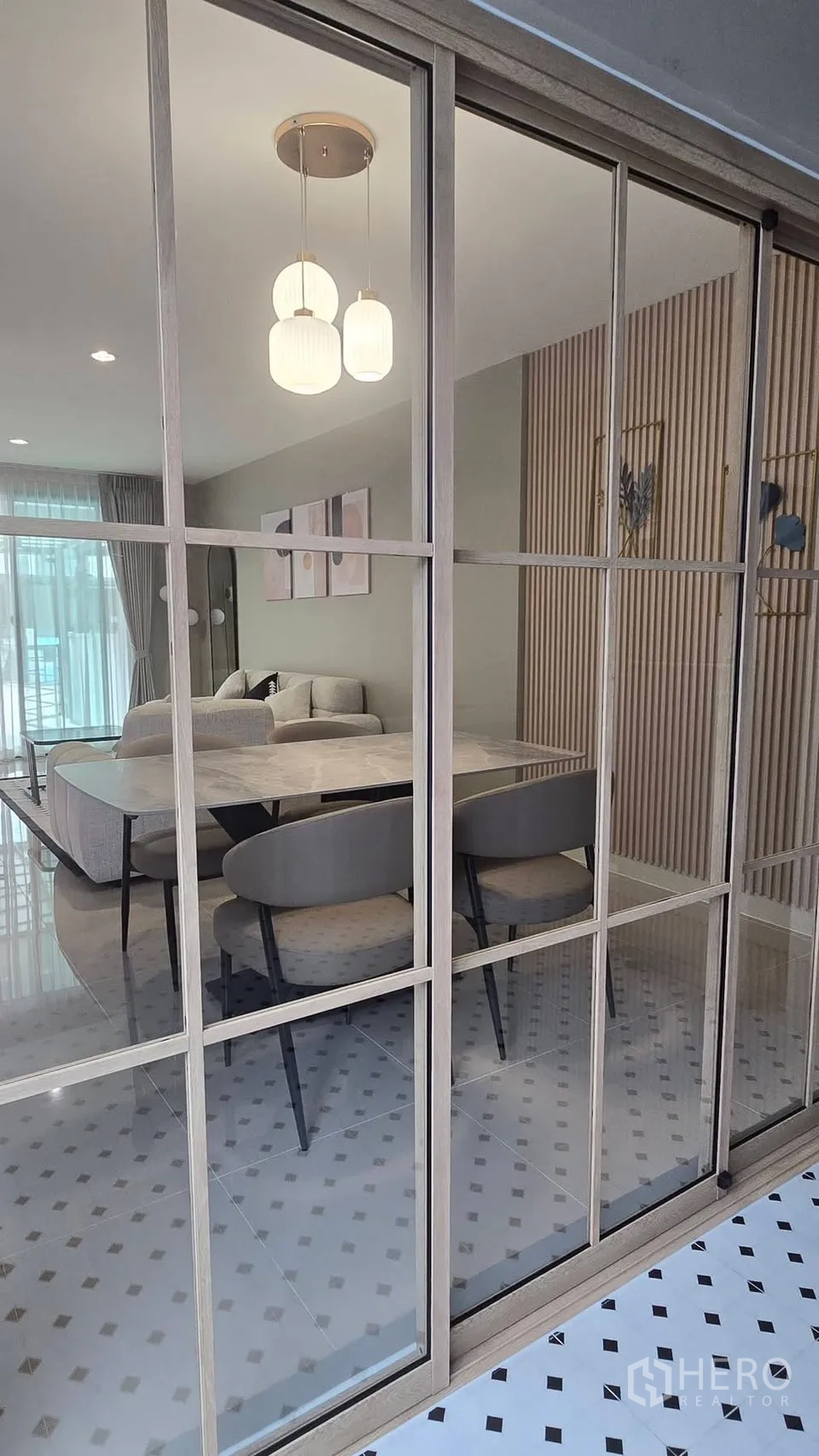 ทาวน์เฮาส์ for rent in Bang Phli, Samut Prakan - มุมมองผ่านฉากกั้นกระจกเข้าสู่โซนทานอาหารและนั่งเล่น