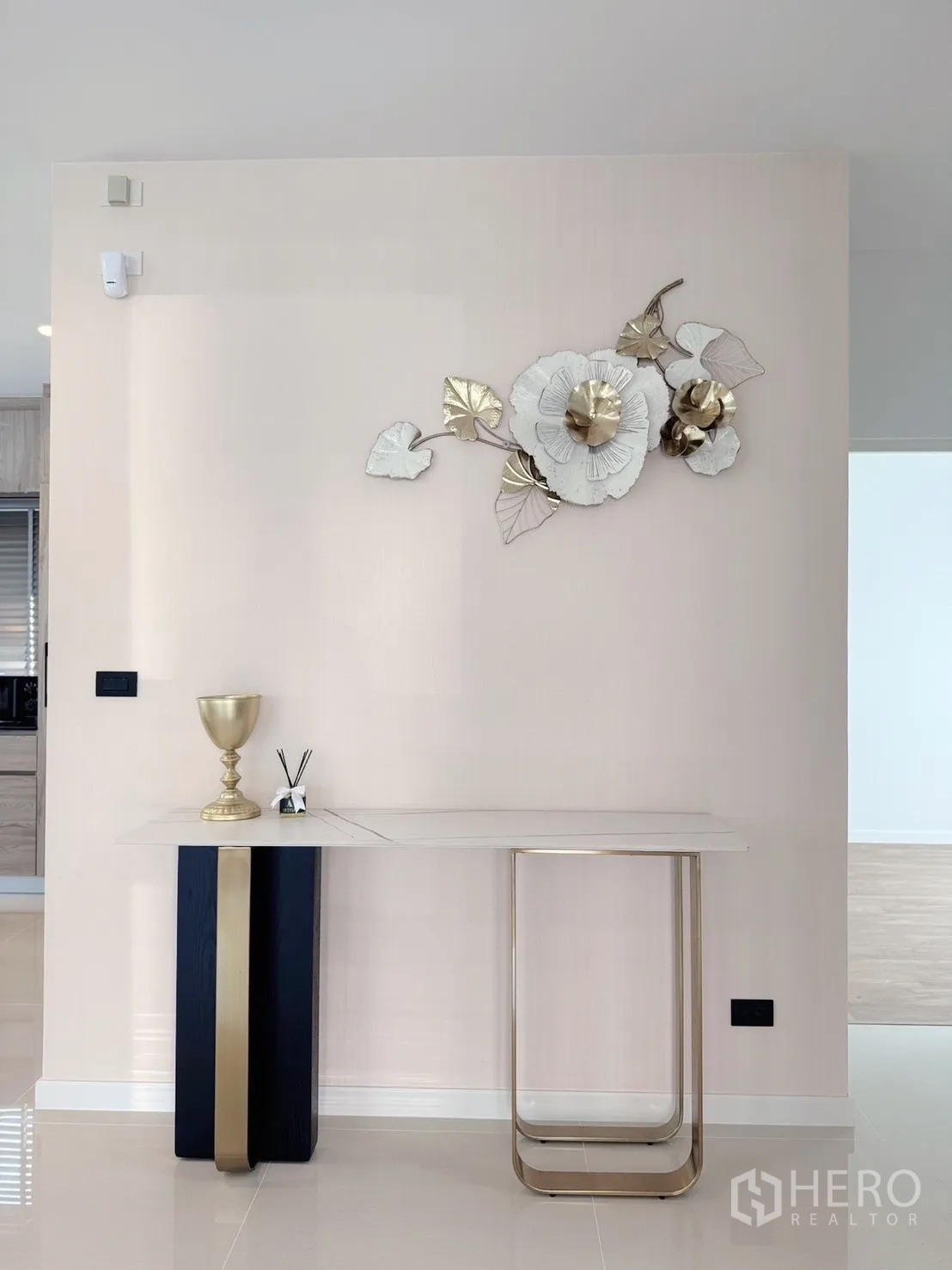 Detached House for rent or sale in Bang Kapi, Bangkok - Entry console table with decorative wall art in a neutral-toned hallway.
