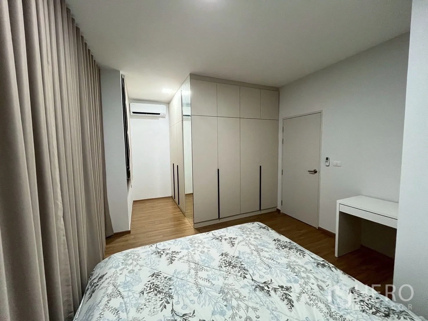 ทาวน์เฮาส์ for rent in Bang Phli, Samut Prakan - ห้องนอนใหญ่เห็นตู้เสื้อผ้า โต๊ะทำงาน และเครื่องปรับอากาศ.