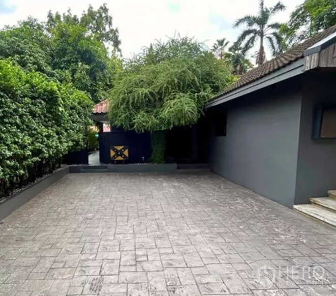 Retail Space for rent in Yan Nawa, Bangkok - Paved driveway and entrance courtyard surrounded by mature greenery.