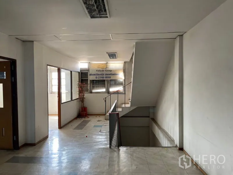 Warehouse for rent in Prawet, Bangkok - Mezzanine landing with staircase and corridor connecting multiple office rooms.