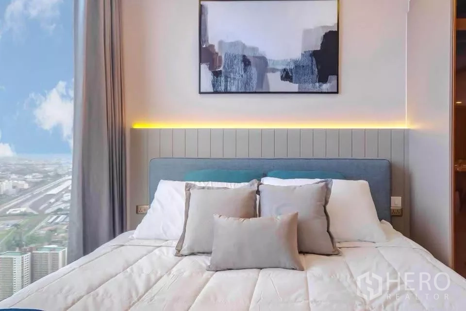 คอนโด ให้เช่าในHuai Khwang, Bangkok - ห้องนอนที่สาม หัวเตียงสีน้ำเงิน ภาพติดผนัง และหน้าต่างบานใหญ่