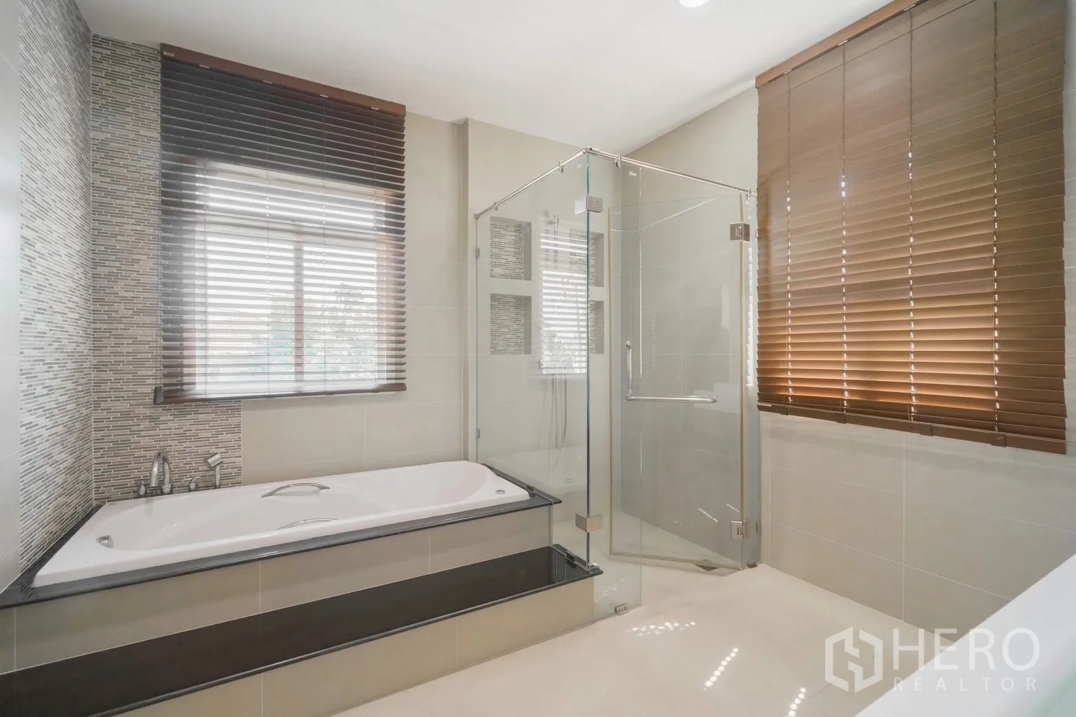 独栋房屋 for rent or sale in Saphan Sung, Bangkok - 现代浴室，浴缸、玻璃淋浴间与百叶窗。