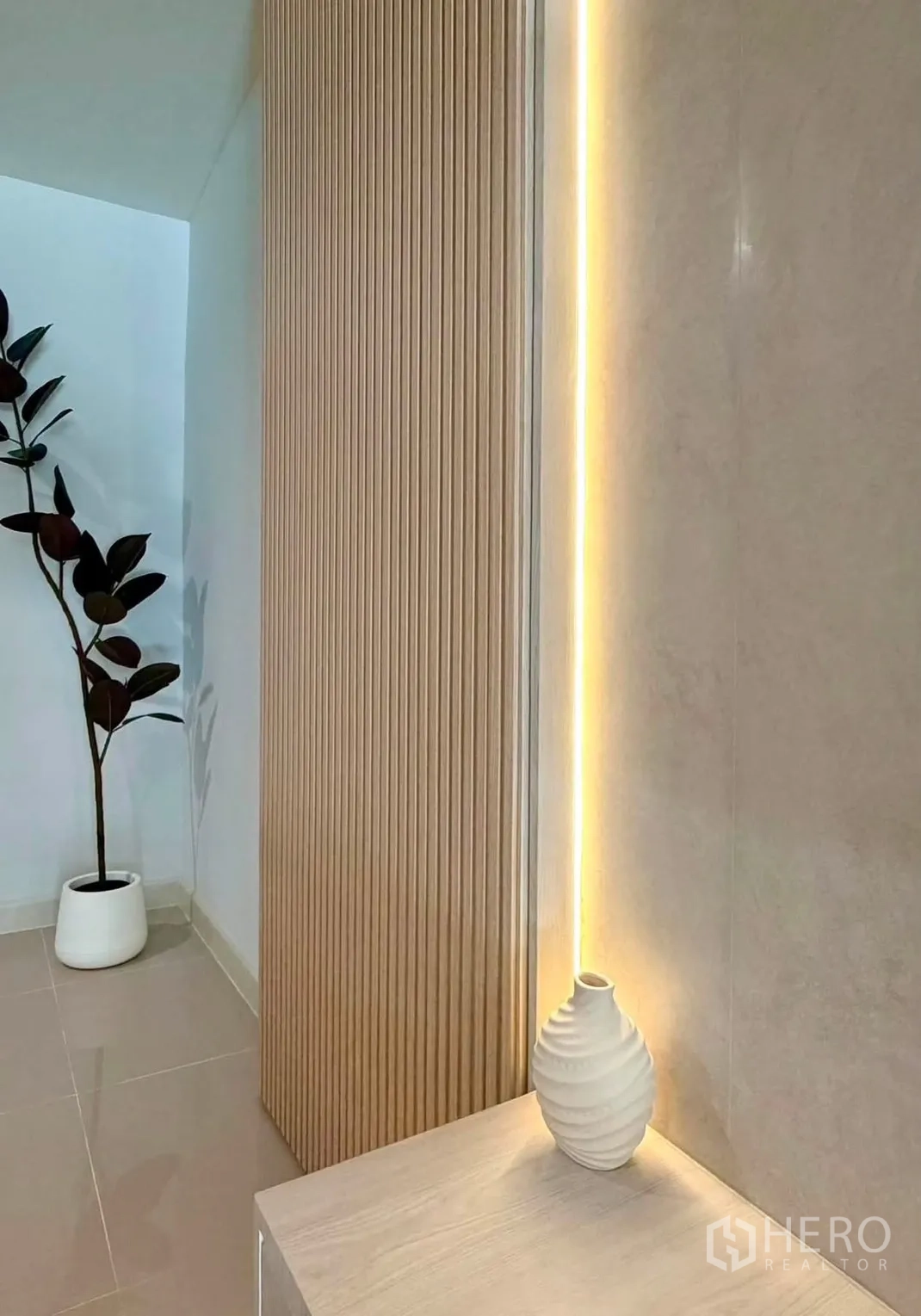 ทาวน์เฮาส์ for rent in Bang Phli, Samut Prakan - มุมตกแต่งด้วยผนังไม้ระแนง ไฟเส้น LED โทนอุ่น และกระถางต้นไม้.