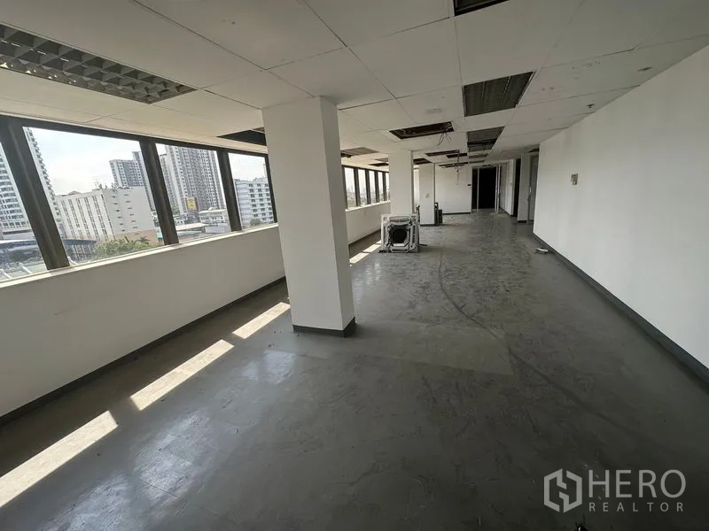 办公空间 出租在Khlong Toei, Bangkok - 深进深楼层，宽幅采光窗，自然光充足覆盖工作区。
