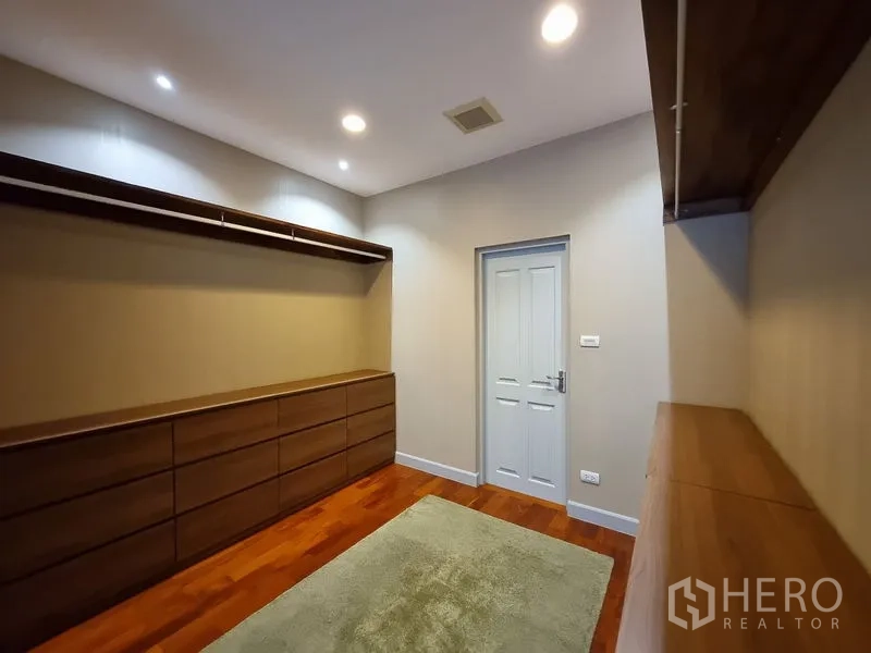 Detached House for rent in Bang Khae, Bangkok - Walk-in closet with built-in drawers, open shelving, and hardwood flooring.