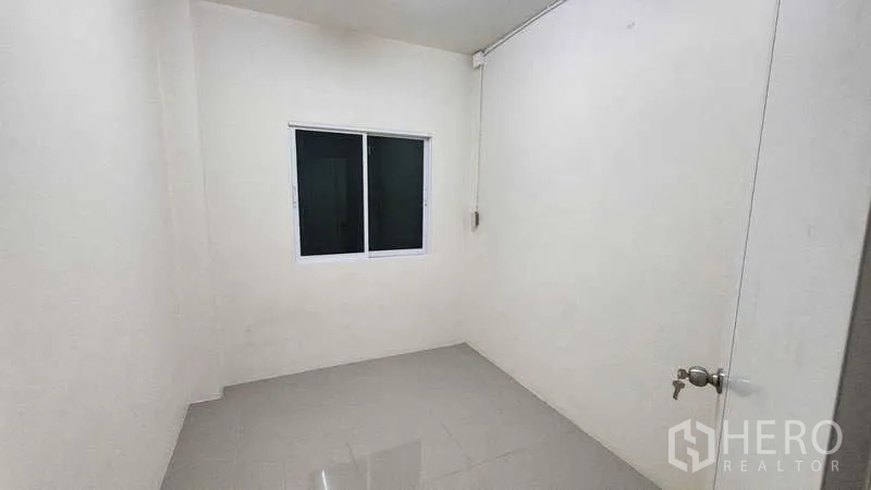 โรงงาน ให้เช่าในSamut Sakhon - ห้องขนาดกะทัดรัดพร้อมหน้าต่าง เหมาะเป็นห้องผู้บริหารหรือประชุม