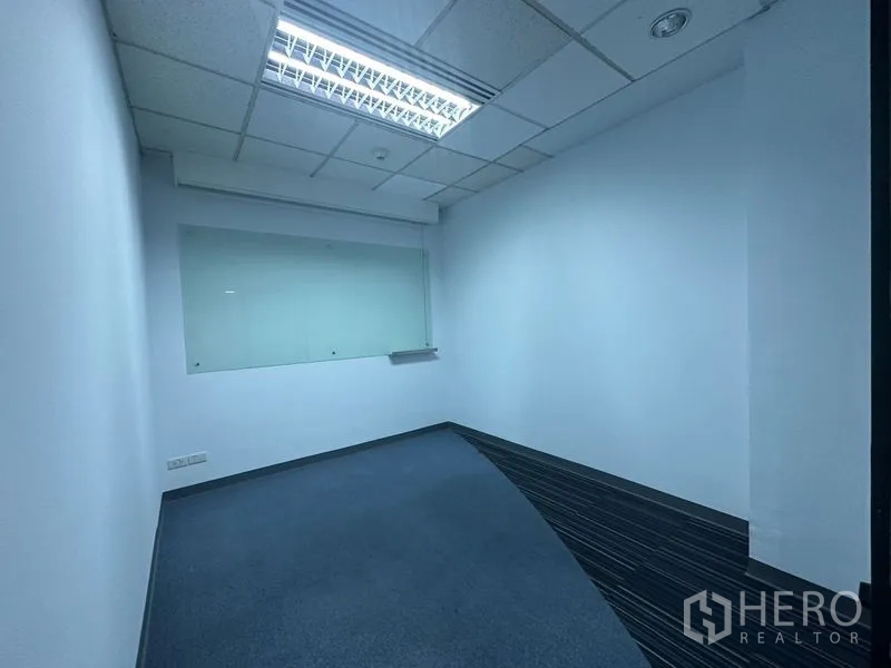 办公空间 出租在Khlong Toei, Bangkok - 小型会议室配玻璃白板与嵌入式照明。