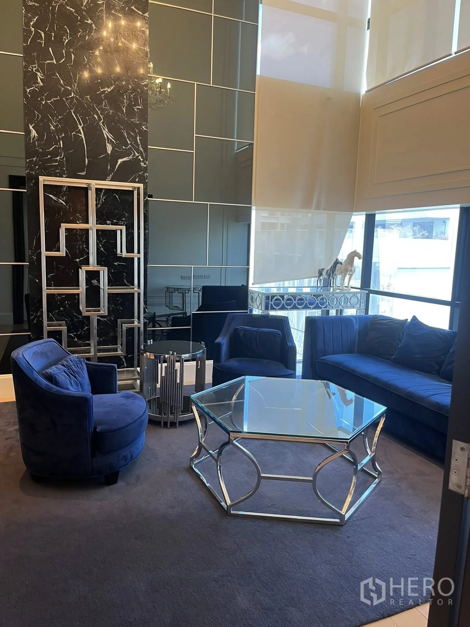 家庭办公室 for rent in Watthana, Bangkok - 时尚会客角落，蓝色座椅、沙发与玻璃茶几。