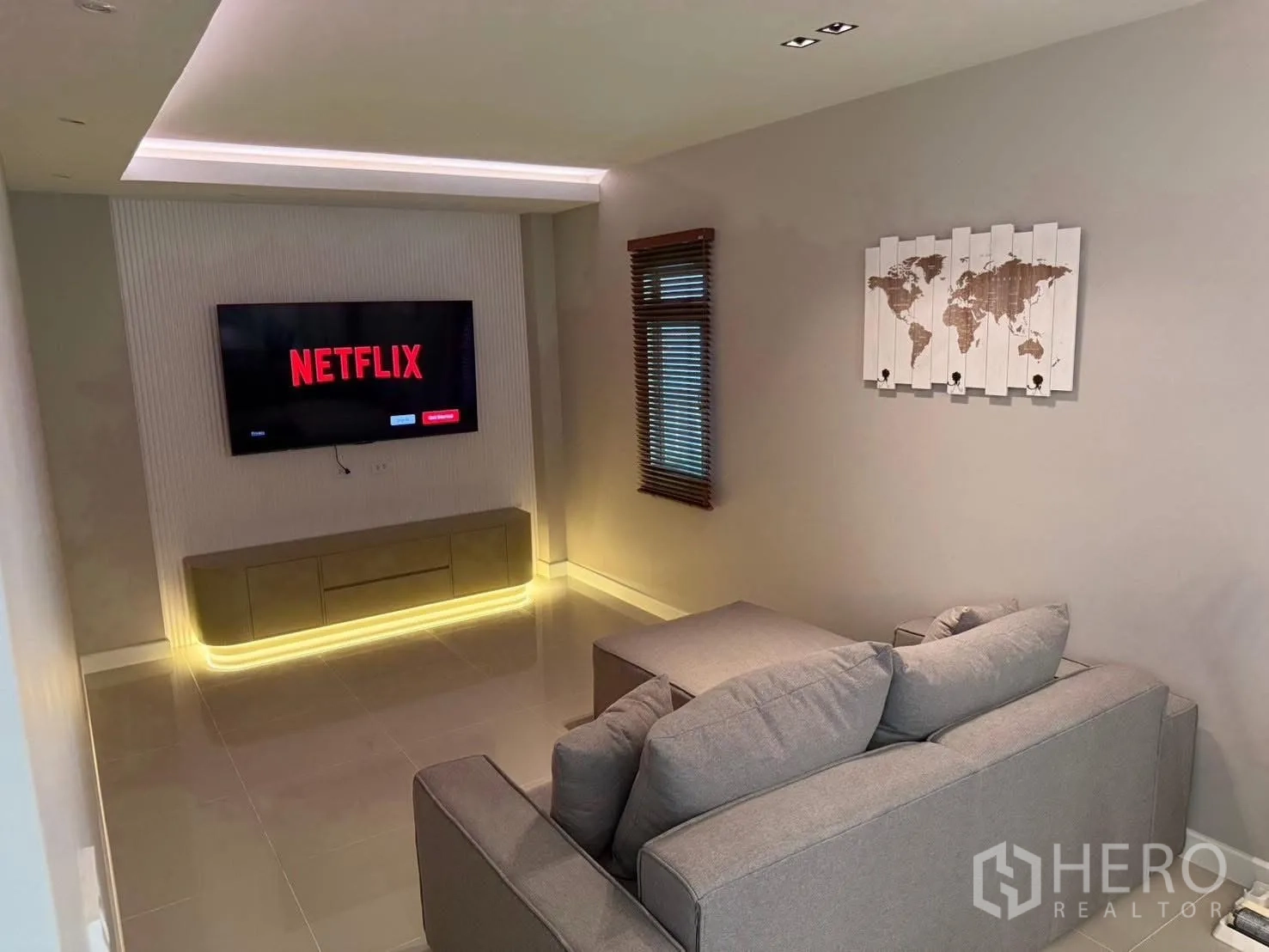 独栋房屋 for rent in Prawet, Bangkok - 舒适影音室，壁挂电视与转角沙发